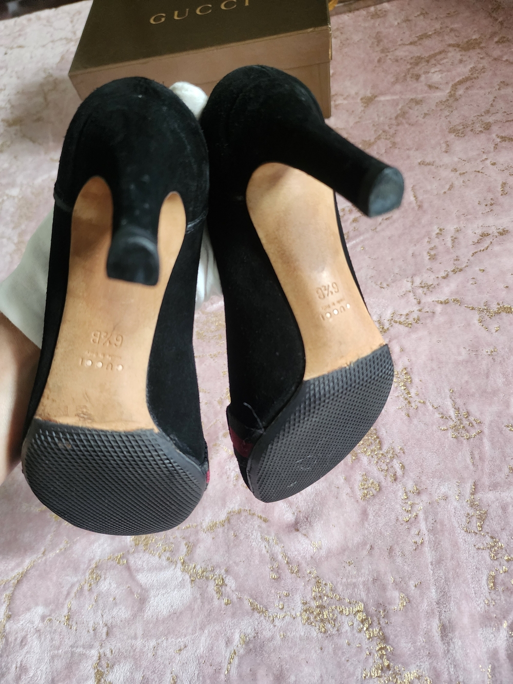 GUCCI | Black Accent Suede Pumps - Picture 12 of 16